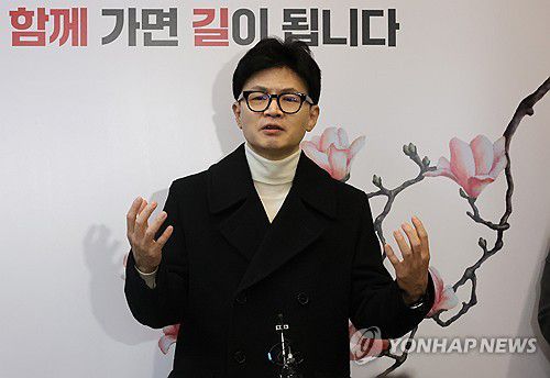 취재진 질문에 답하는 한동훈 비대위원장(서울=연합뉴스) 이정훈 기자 = 국민의힘 한동훈 비상대책위원장이 22일 서울 여의도 중앙당사로 출근하며 취재진의 질문에 답하고 있다. 2024.2.22 uwg806@yna.co.kr