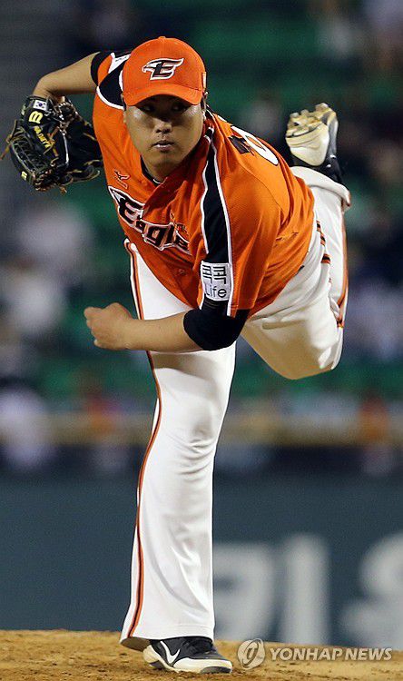 '괴물' 류현진, 12년 만에 한화 복귀(서울=연합뉴스) '코리안 몬스터' 류현진이 한국프로야구 KBO리그로 돌아온다.          한화 이글스는 "류현진과 계약 기간 8년, 최대 170억원에 계약했다"고 22일 발표했다.     이로써 2012시즌이 끝나고 미국프로야구 메이저리그로 직행한 류현진은 11시즌 동안 '빅리거'로 생활한 뒤 12년 만에 KBO리그로 복귀하게 됐다.      사진은 한화 시절 류현진 모습. 2024.2.22 [연합뉴스 자료사진] photo@yna.co.kr