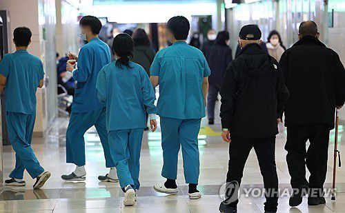 계속되는 의료공백, 남아 있는 의료진에겐 부담 가중(서울=연합뉴스) 김도훈 기자 = 정부의 의대 정원 증원 정책에 반발한 전공의들의 집단 행동 사흘째인 22일 서울 시내의 한 공공병원에서 의료진이 이동하고 있다. 2024.2.22 superdoo82@yna.co.kr