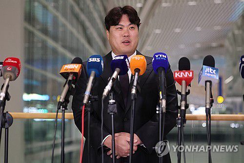 12년 만에 KBO 복귀 소감 밝히는 류현진(영종도=연합뉴스) 서대연 기자 = 한화 이글스와 계약하며 12년만에 한국프로야구 KBO리그로 돌아오는 류현진이 23일 오전 인천국제공항 제2여객터미널에서 한화 2차 캠프 합류를 위해 일본으로 출국하기 전 취재진 질문에 답하고 있다. 2024.2.23 dwise@yna.co.kr