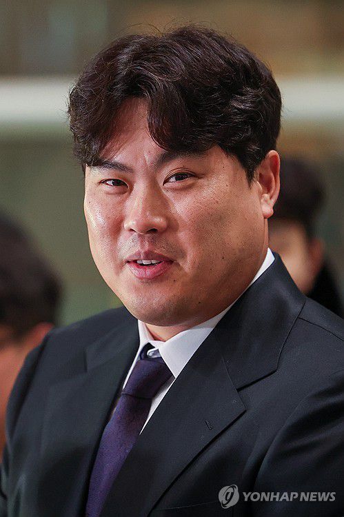 밝은 표정의 류현진(영종도=연합뉴스) 서대연 기자 = 한화 이글스와 계약하며 12년만에 한국프로야구 KBO리그로 돌아오는 류현진이 23일 오전 인천국제공항 제2여객터미널에서 취재진과 인터뷰하며 밝은 표정을 짓고 있다. 2024.2.23 dwise@yna.co.kr