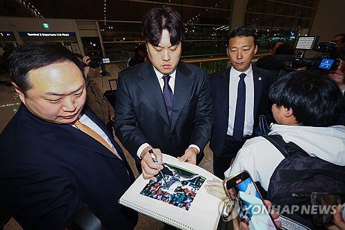 팬들에게 사인해주는 류현진(영종도=연합뉴스) 서대연 기자 = 한화 이글스와 계약하며 12년만에 한국프로야구 KBO리그로 돌아오는 류현진이 23일 오전 인천국제공항 제2여객터미널에서 한화 2차 캠프 합류를 위해 출국하며 팬들에게 사인해주고 있다. 2024.2.23 dwise@yna.co.kr