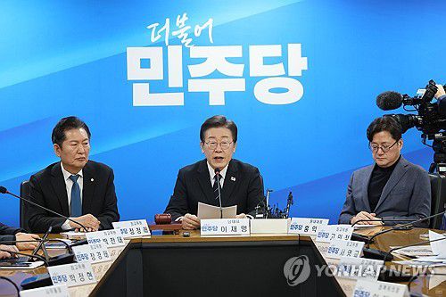 이재명 대표, 최고위 발언(서울=연합뉴스) 이정훈 기자 = 더불어민주당 이재명 대표가 23일 서울 여의도 중앙당사에서 열린 최고위원회의에서 발언하고 있다. 2024.2.23 uwg806@yna.co.kr