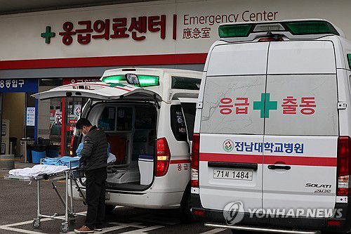 나흘째 이어진 전공의 집단 이탈(광주=연합뉴스) 정회성 기자 = 정부의 의대 증원 추진에 반발하는 전공의들의 집단 이탈이 나흘째 이어진 23일 오전 광주 동구 학동 전남대학교병원 응급의료센터 앞에 구급차들이 대기하고 있다. 2024.2.23 hs@yna.co.kr