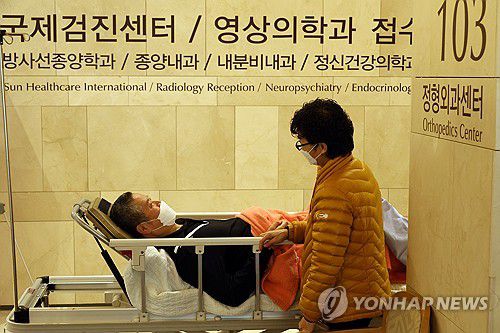 의사 있는 병원을 찾아서(대전=연합뉴스) 이주형 기자 = 전공의 의료 중단 나흘째인 23일 오전 대전 유성구의 한 2차 병원으로 이송된 환자가 진료를 기다리고 있다. 2024.2.23 coolee@yna.co.kr
