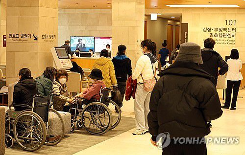 의사 있는 병원을 찾아서(대전=연합뉴스) 이주형 기자 = 전공의 의료 중단 나흘째인 23일 대전 유성구의 한 2차 병원을 찾은 시민들이 진료를 기다리고 있다. 2024.2.23 coolee@yna.co.kr