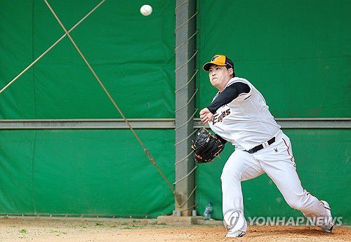 불펜 피칭하는 '코리안 몬스터' 류현진(야에세[일본 오키나와현]=연합뉴스) 서대연 기자 = 한화 이글스와 8년 최대 총액 170억원에 계약한 류현진이 23일 일본 오키나와현 고친다 구장에서 열린 한화 이글스 2차 스프링캠프 훈련에서 불펜피칭을 하고 있다. 2024.2.23 dwise@yna.co.kr