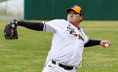 몸 푸는 한화 류현진(야에세[일본 오키나와현]=연합뉴스) 서대연 기자 = 한화 이글스와 8년 최대 총액 170억원에 계약한 류현진이 23일 일본 오키나와현 고친다 구장에서 열린 한화 이글스 2차 스프링캠프 훈련에서 몸을 풀고 있다. 2024.2.23 dwise@yna.co.kr