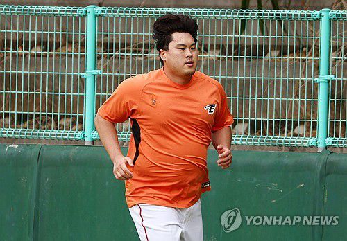 한화 류현진 ‘달린다’(야에세[일본 오키나와현]=연합뉴스) 서대연 기자 = 한화 이글스와 8년 최대 총액 170억원에 계약한 류현진이 23일 일본 오키나와현 고친다 구장에서 열린 한화 이글스 2차 스프링캠프 훈련에서 몸을 풀고 있다. 2024.2.23 dwise@yna.co.kr