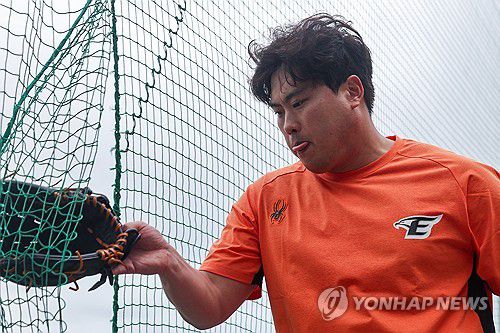 첫 훈련 마친 류현진(야에세[일본 오키나와현]=연합뉴스) 서대연 기자 = 류현진이 23일 일본 오키나와현 고친다 구장에서 열린 한화 이글스 2차 스프링캠프 훈련을 마친 뒤 이동하고 있다. 2024.2.23 dwise@yna.co.kr