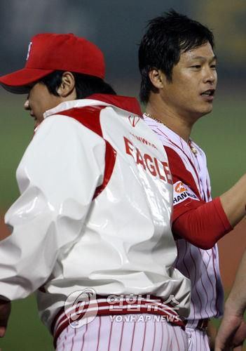 2006년 류현진(왼쪽)과 구대성[연합뉴스 자료사진]