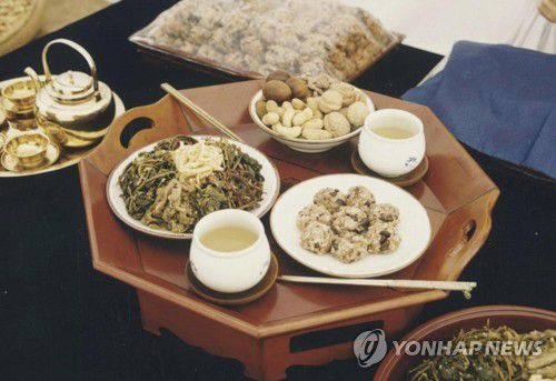 정월대보름 오곡밥과 부럼 상차림[국립민속박물관 제공. 재판매 및 DB 금지]