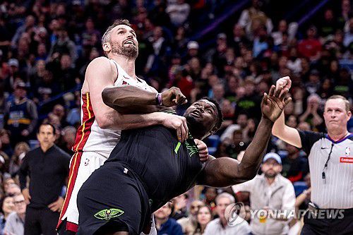 케빈 러브의 파울 마이애미의 케빈 러브가 4쿼터 초반 뉴올리언스의 자이언 윌리엄슨에게 파울을 저지르고 있다.[USA투데이/로이터=연합뉴스]