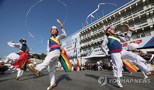 '갑진년 새해에는 좋은 일만 있기를'(대구=연합뉴스) 윤관식 기자 = 13일 오전 대구 북구 대구시청 산격청사에서 대구시 무형문화재 날뫼북춤보존회 관계자들이 지신밟기를 하고 있다.     지신밟기는 악귀와 잡신을 물리치고 마을의 안녕과 가정의 복을 축원하는 행사로 정초와 정월대보름에 열린다. 2024.2.13 psik@yna.co.kr