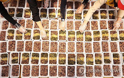 오곡밥으로 사랑을 나눠요(수원=연합뉴스) 홍기원 기자 = 20일 오전 경기도 수원시 대한적십자사 경기도지사에서 봉사원들이 정월대보름을 앞두고 취약계층 233세대에 전달할 오곡밥과 나물을 포장하고 있다. 2024.2.20 xanadu@yna.co.kr