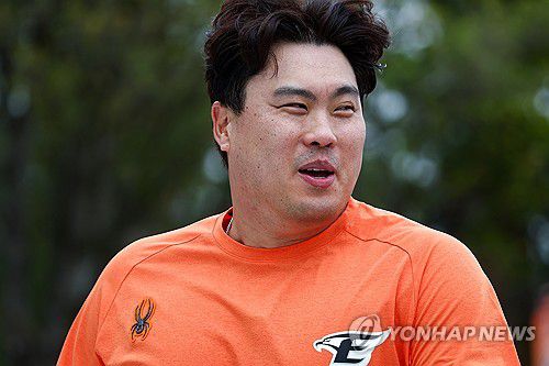 기분 좋은 류현진(야에세[일본 오키나와현]=연합뉴스) 서대연 기자 = 한화 이글스와 8년 최대 총액 170억원에 계약한 류현진이 23일 일본 오키나와현 고친다 구장에서 열린 한화 이글스 2차 스프링캠프 훈련에서 컨디션을 묻는 구단 관계자들의 질문에 밝게 웃으며 답하고 있다. 2024.2.23 dwise@yna.co.kr