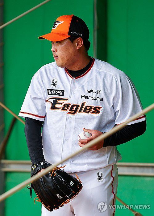 돌아온 류현진(야에세[일본 오키나와현]=연합뉴스) 서대연 기자 = 류현진이 23일 일본 오키나와현 고친다 구장에서 열린 한화 이글스 2차 스프링캠프 훈련에서 불펜투구 중 생각에 잠겨 있다. 2024.2.23 dwise@yna.co.kr