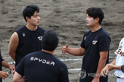 청백전 마친 뒤 대화 나누는 문동주-김서현(야에세[일본 오키나와현]=연합뉴스) 서대연 기자 = 한화 이글스 투수 문동주와 김서현이 23일 일본 오키나와에서 열린 2차 스프링캠프 청백전을 마친 뒤 대화를 나누고 있다. 2024.2.23 dwise@yna.co.kr