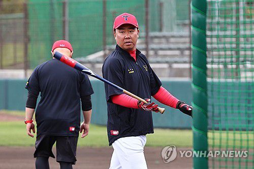 KIA 이범호 감독(긴[일본 오키나와현]=연합뉴스) 서대연 기자 = KIA 타이거즈 이범호 감독이 24일 오전 일본 오키나와현 긴 구장에서 열린 2차 스프링캠프에서 배트를 들고 타격훈련을 지켜보고 있다. 2024.2.24 dwise@yna.co.kr