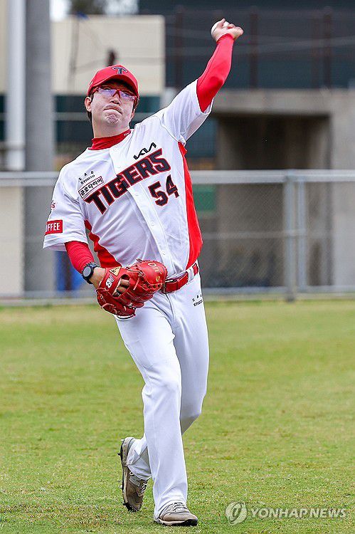 캐치볼 훈련하는 양현종(긴[일본 오키나와현]=연합뉴스) 서대연 기자 = KIA 타이거즈 양현종이 24일 오전 일본 오키나와현 긴 구장에서 열린 2차 스프링캠프에서 캐치볼 훈련을 하고 있다. 2024.2.24 dwise@yna.co.kr