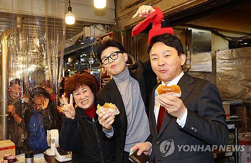 빵 먹는 한동훈 비대위원장(인천=연합뉴스) 임순석 기자 = 국민의힘 한동훈 비상대책위원장이 23일 오후 인천 계양구 계양산전통시장을 방문해 구입한 빵을 먹고 있다. 2024.2.23 soonseok02@yna.co.kr