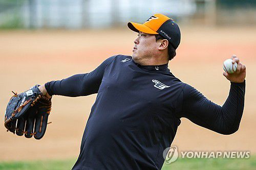 캐치볼 훈련하는 류현진(야에세[일본 오키나와현]=연합뉴스) 서대연 기자 = 류현진이 25일 일본 오키나와현 고친다 구장에서 열린 한화 이글스 2차 스프링캠프에서 캐치볼 훈련을 하고있다. 2024.2.25 dwise@yna.co.kr