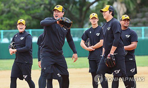 밝은 표정으로 훈련하는 류현진과 한화(야에세[일본 오키나와현]=연합뉴스) 서대연 기자 = 류현진과 한화 투수진이 25일 일본 오키나와현 고친다 구장에서 열린 한화 이글스 2차 스프링캠프에서 밝은 표정으로 훈련하고 있다. 2024.2.25 dwise@yna.co.kr