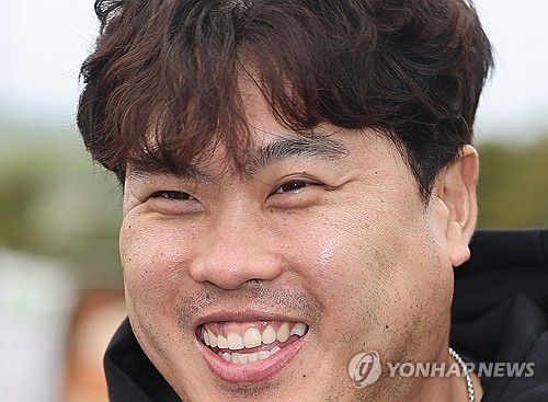 활짝 웃는 류현진(야에세[일본 오키나와현]=연합뉴스) 서대연 기자 = 류현진이 25일 일본 오키나와현 고친다 구장에서 열린 한화 이글스 2차 스프링캠프에서 밝은 표정으로 인터뷰하고 있다. 2024.2.25 dwise@yna.co.kr