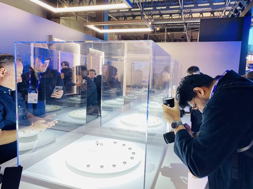 갤럭시 링 사진 찍는 외신 기자와 관람객들[촬영 강건택]