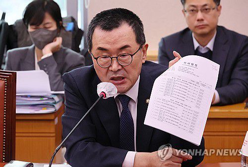 의사진행 발언하는 소병철 의원(서울=연합뉴스) 이정훈 기자 = 22일 국회에서 열린 법제사법위원회 전체회의에서 야당 간사인 소병철 의원이 의사진행 발언을 하고 있다. 2023.11.22 uwg806@yna.co.kr