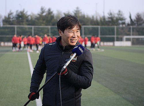 유쾌한 김기동 감독(구리=연합뉴스) 김기동 감독이 5일 오후 경기 구리 GS챔피언스파크에서 진행되는 새해 첫 훈련에 앞서 취재진과 인터뷰하고 있다. 2024.1.5 [FC서울 제공. 재판매 및 DB 금지] photo@yna.co.kr