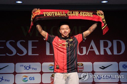 FC서울 입단한 린가드(서울=연합뉴스) 서명곤 기자 = 제시 린가드가 8일 오후 서울 마포구 서울월드컵경기장에서 열린 FC서울 공식 입단 기자회견에서 포즈를 취하고 있다. 2024.2.8 seephoto@yna.co.kr