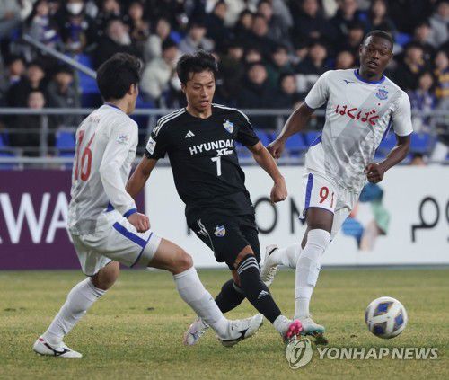 공격 전개하는 고승범(울산=연합뉴스) 김용태 기자 = 15일 울산 문수축구경기장에서 열린 2023-2024 아시아축구연맹(AFC) 챔피언스리그(ACL) 16강 울산 현대와 일본 반포레 고후의 1차전에서 울산 고승범이 반포레 수비진 사이에서 패스하고 있다. 2024.2.15 yongtae@yna.co.kr