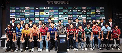 2024시즌 선전 다짐하는 K리그1 감독과 선수들(서울=연합뉴스) 김성민 기자 = 26일 오전 서울 중구 플라자호텔에서 열린 2024 K리그 개막 미디어데이 행사에서 12개팀 감독과 선수들이 우승 트로피와 함께 기념 촬영을 하고 있다. 2024.2.26 ksm7976@yna.co.kr