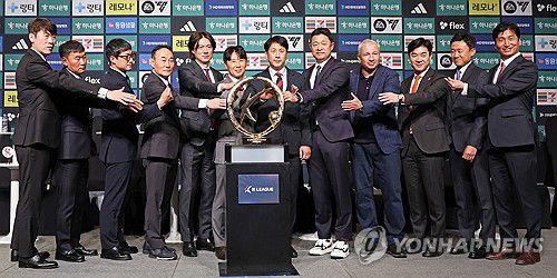 선전 다짐하는 K리그1 감독들(서울=연합뉴스) 김성민 기자 = 26일 오전 서울 중구 플라자호텔에서 열린 2024 K리그 개막 미디어데이 행사에서 12개팀 감독들이 우승 트로피와 함께 기념 촬영을 하고 있다. 2024.2.26 ksm7976@yna.co.kr