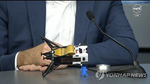 지난 23일(현지시간) 기자회견에서 달 착륙선 오디세우스가 누워 있는 상태로 추정된다고 밝히는 모습[NASA TV/AFP=연합뉴스. 재판매 및 DB 금지]