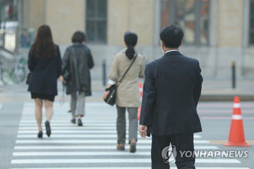 출근하는 직장인[연합뉴스 자료사진]