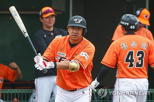 한화 유니폼 입은 김강민(야에세[일본 오키나와현]=연합뉴스) 서대연 기자 = 김강민이 23일 일본 오키나와에서 열린 한화 이글스 2차 스프링캠프 훈련에서 타석에 들어서고 있다. 2024.2.23 dwise@yna.co.kr