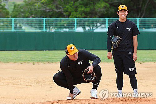 류현진 '밟혔어'(야에세[일본 오키나와현]=연합뉴스) 서대연 기자 = 류현진이 25일 일본 오키나와현 고친다 구장에서 열린 한화 이글스 2차 스프링캠프에서 훈련 중 발을 밟힌 뒤 아파하고 있다. 2024.2.25 dwise@yna.co.kr