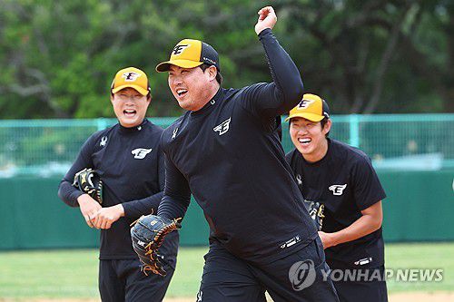 즐겁게 훈련하는 류현진과 한화 이글스(야에세[일본 오키나와현]=연합뉴스) 서대연 기자 = 류현진과 한화 투수들이 25일 일본 오키나와현 고친다 구장에서 열린 한화 이글스 2차 스프링캠프에서 밝은 표정으로 훈련하고 있다. 2024.2.25 dwise@yna.co.kr