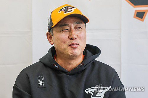 밝은 표정의 최원호 감독(야에세[일본 오키나와현]=연합뉴스) 서대연 기자 = 한화 이글스 최원호 감독이 25일 일본 오키나와현 고친다 구장에서 열린 2차 스프링캠프에서 밝은 표정으로 인터뷰하고 있다. 2024.2.25 dwise@yna.co.kr