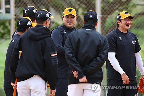 류현진 '방긋'(야에세[일본 오키나와현]=연합뉴스) 서대연 기자 = 한화 이글스 류현진이 25일 일본 오키나와현 고친다 구장에서 열린 2차 스프링캠프에서 밝은 표정으로 동료 선수들과 대화하고 있다. 2024.2.25 dwise@yna.co.kr