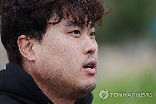 류현진 스프링캠프 인터뷰(야에세[일본 오키나와현]=연합뉴스) 서대연 기자 = 류현진이 25일 일본 오키나와현 고친다 구장에서 열린 한화 이글스 2차 스프링캠프에서 취재진과 인터뷰하고 있다. 2024.2.25 dwise@yna.co.kr