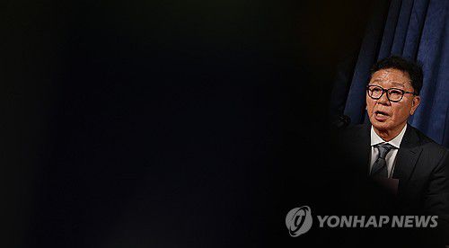 제3차 전력강화위원회 결과 브리핑, 임시 감독엔 황선홍 감독(서울=연합뉴스) 김도훈 기자 = 정해성 대한축구협회 국가대표전력강화위원장이 27일 오후 서울 종로구 축구회관에서 제3차 전력강화위원회 회의 결과 브리핑을 하고 있다. 2024.2.27 superdoo82@yna.co.kr