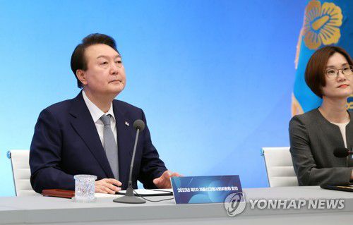 제1차 저출산고령사회위원회의 참석한 윤석열 대통령(서울=연합뉴스) 안정원 기자 = 윤석열 대통령이 28일 청와대 영빈관에서 열린 제1차 저출산고령사회위원회 회의에서 김영미 부위원장과 영상을 시청하고 있다. 2023,3.28 jeong@yna.co.kr