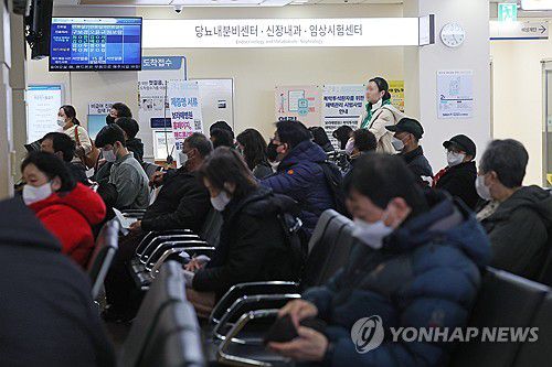 계속되는 환자들의 기다림27일 오후 서울의 한 대학병원에서 환자들이 진료 및 접수를 위해 대기하고 있다. [연합뉴스 자료사진]