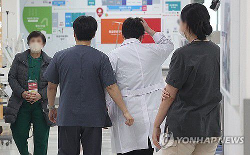 응급실에 남은 의사, 간호사 그리고 보호자(대구=연합뉴스) 윤관식 기자