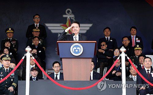 임관 소위들에게 거수경례 받는 윤석열 대통령(괴산=연합뉴스) 홍해인 기자 = 윤석열 대통령이 28일 충북 괴산군 육군학생군사학교에서 열린 2024년 학군장교 임관식에서 임관 소위들로부터 거수 경례를 받고 있다. 2024.2.28 [대통령실통신사진기자단] hihong@yna.co.kr