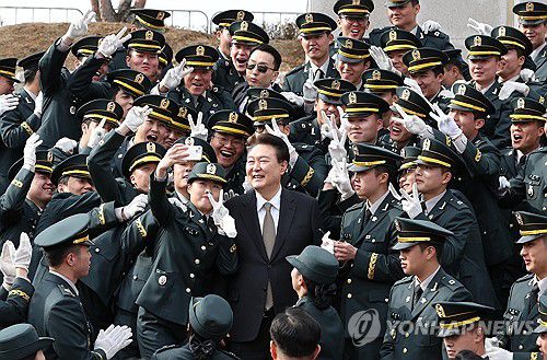 윤석열 대통령, 학군 임관장교와 함께(괴산=연합뉴스) 홍해인 기자 = 윤석열 대통령이 28일 충북 괴산군 육군학생군사학교에서 열린 2024년 학군장교 임관식 뒤 임관 소위들과 함께 기념촬영을 하고 있다. 2024.2.28 [대통령실통신사진기자단] hihong@yna.co.kr