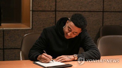 계약서에 서명하는 린가드[FC서울 제공. 재판매 및 DB 금지]